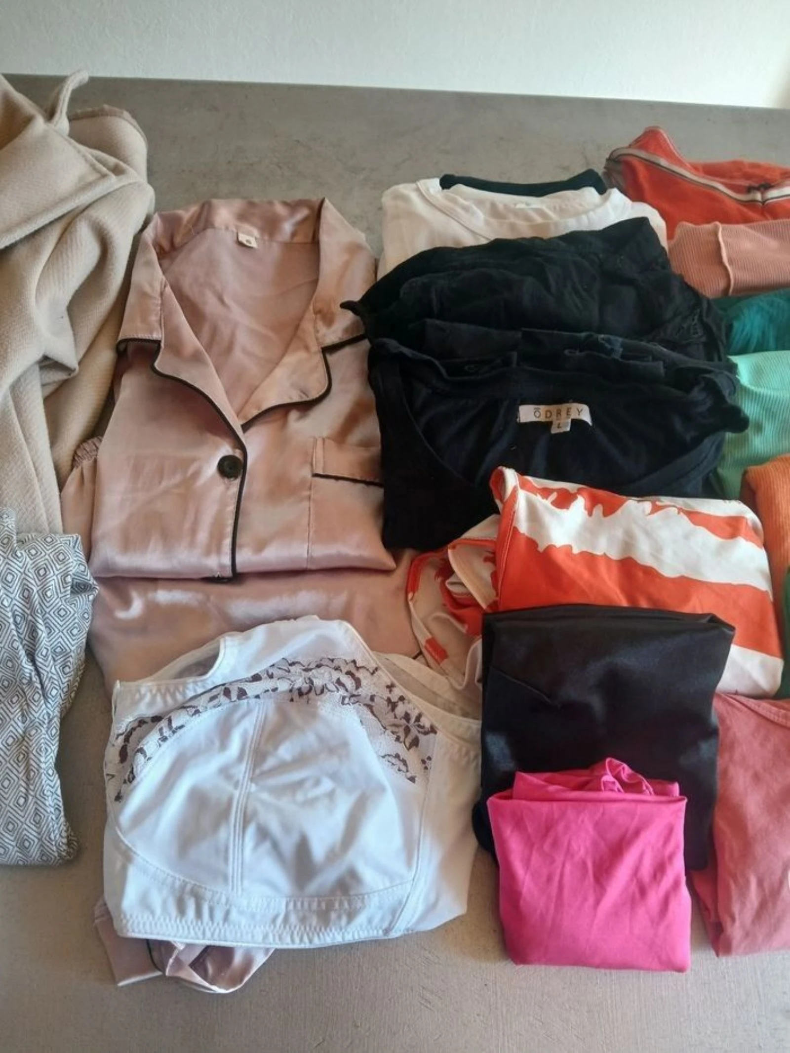 22-piece women's clothing lot ideal for resellers – photo 3